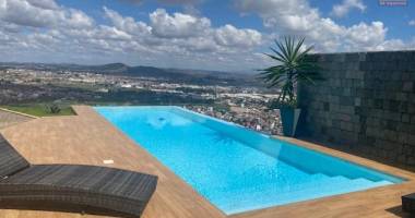 un grand appartement t5 de 208m2 avec piscine à débordement à 20mn de l'ambassade de france sur haute ville à ambohipotsy