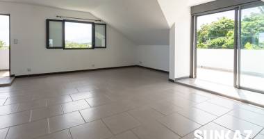 a louer saint pierre- appt f4  (haut de villa) de 95 m²  -- loyer 1 181  cc- dispo de suite