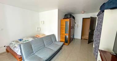 saint-denis - studio meublé de 31 m2 avec varangue et parking sécurisé à louer