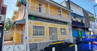 local commercial ou professionnel de 379 m2 (henri tafa 0692540262)
