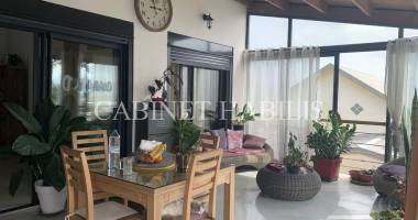 À louer - villa meublÉe de type t4 d'environ 119,06 m2 - petite-Île - 1 480 €