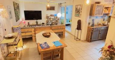a vendre appartement t2 ,refait récemment, centre de  la montagne,à proximité de tous les commerces, écoles...