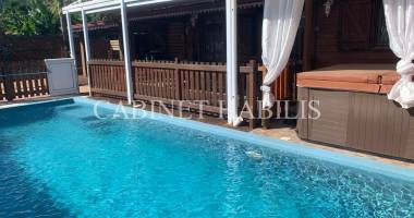 À louer - villa meublee avec piscine et jacuzzi de type t6 d'environ 158.52 m2 - saint-joseph - 2 226 €