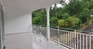 appartement haut de villa t3bis vue mer sur pointe noire