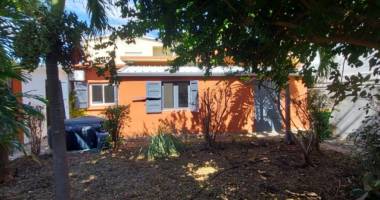 charmante  villa créole rénovée  avec jardin arboré
