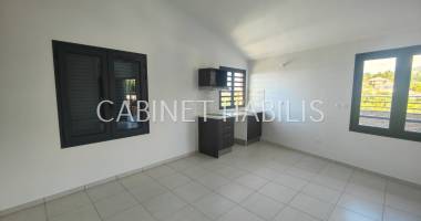 a louer -  studio - d'environ 25,45 m2 - saint-denis - loyer 600 € + charges 46 €